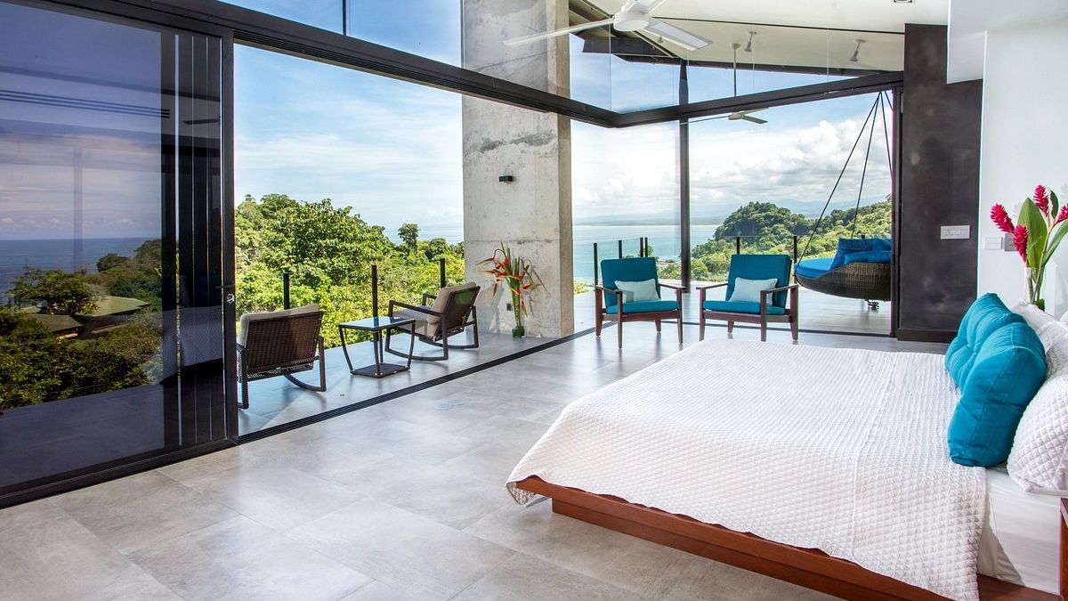 Nejlepší hotel světa láká výhledy na moře, džungli i lenochody ve větvích